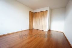 暖かい日差しが差し込む洋室。たっぷり収納できるクローゼット付きでお部屋の中をすっきりと快適に保てます。