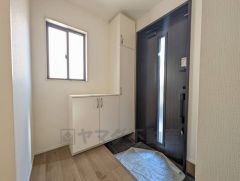 採光も考えられた明るい玄関です。たっぷり収納できるシューズボックス付きなので、家族全員の靴がきれいに整頓できます。