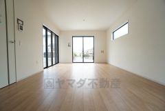 大きな掃き出し窓のあるリビングは、陽光あふれる明るい空間です。ゆったりと寛げる憩いの場となりそうです。