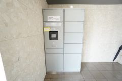 宅配ボックス付き。お仕事中や外出中などの不在時にも荷物が受け取れるのはとっても便利ですね＾＾セキュリティ面でも安心です＾＾