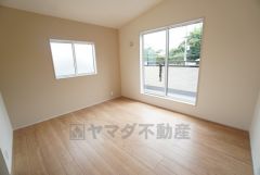 主寝室としても利用できる洋室は、日当たり良好です。温かい光の差し込むゆとりのある居室をぜひ現地にてご確認くださいませ＾＾