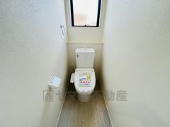 温水洗浄機付トイレです。窓付きで換気も出来ます。