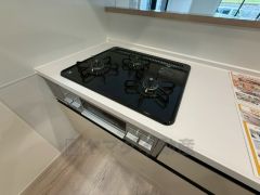 3種類の料理が同時に調理できる、3口ガスコンロ。忙しい夕食の支度時間が短縮できて効率よくお料理が楽しめます。