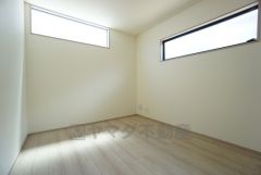 家具を選ばないナチュラルな色合いの壁紙とフローリングです。