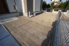 お庭付き＾＾日光浴やガーデニングはもちろん、お子さまの外遊びの場としても＾＾リビングから様子が見守れるので安心ですね＾＾ 