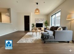 大きな掃き出し窓のあるリビングは、陽光あふれる明るい空間です。ゆったりと寛げる憩いの場となりそうです。