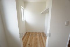 2階全洋室にハンガーパイプ付きのウォークインクローゼットが設けられています＾＾