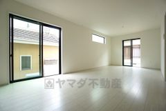 大きな掃き出し窓のあるリビングは、陽光あふれる明るい空間です。ゆったりと寛げる憩いの場となりそうです。