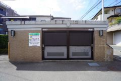 しっかりと扉の閉まるゴミ置き場。ゴミが散らかる心配もありません。エントランスの外まで管理が行き届いた綺麗なマンションです。