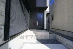 玄関は奥まって設置されているので雨の日もぬれずに鞄から鍵が取り出せます＾＾
