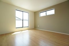 8.5帖。主寝室としてお使いいただけそうなこちらのお部屋は、日当たりが良く、爽やかな風を感じて起きる朝は、快適生活の始まりに。