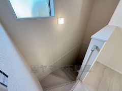 お子様も高齢の方も安心して上り下りができる手摺がついた安心設計です。 階段には小窓を配置しました。日中でも暗くなりがちな階段下が明るくなり安全ですね。