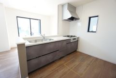 対面式キッチンなのでリビングにいるご家族とコミュニケーションを取りながら洗い物や、お料理が楽しめそうですね＾＾