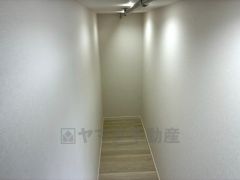 洋室にはハンガーパイプ付きのウォークインクローゼットが設けられています。たっぷり収納できるので衣替えの心配もいりませんね＾＾