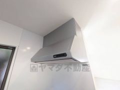 コンロ上には換気扇完備＾＾すぐ横に小窓が設けられているので、換気扇と合わせてWで換気できます＾＾