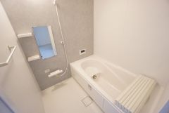 1日の疲れを癒すくつろぎのバスルーム。足を伸ばしてもゆったりと入れるサイズです。お子様と一緒にお風呂に入っても狭くないですね＾＾