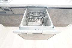 食事の後の手間を解消する食器洗い乾燥機付。冬場の洗い物で手荒れの悩みもなくなります。手洗いよりも節約できて便利。