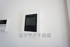 防犯性もばっちり、TVモニター付きインターホン完備。大きなモニターで玄関先を確認できます。録画機能が付いているので不在時の訪問者も確認できて安心です＾＾