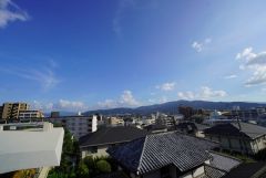 2階バルコニーからの眺望です。前面に遮るものがなく景色を一望できます。南向きで、日当たりも良好。お洗濯物が良く乾きます。