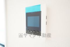 防犯はもちろん、セールスマン対策にもなるモニター付きインターホンです。 来訪者の顔が見えるので安心ですね＾＾