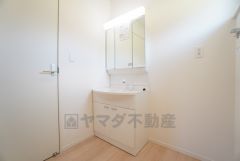 三面鏡裏収納付き洗面化粧台です＾＾ 歯磨きセットやスキンケア用品などの収納に便利ですね。