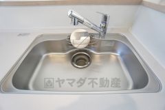 広々とした凸型シンクに洗剤ポケットを標準装備。大きなお鍋など洗いやすいです。