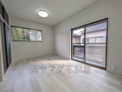 主寝室としてお使いいただけそうなこちらのお部屋は、日当たりが良く、爽やかな風を感じて起きる朝は、快適生活の始まりに。