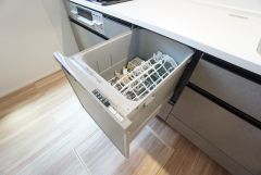 食事の後の手間を解消する食器洗い乾燥機付。冬場の洗い物で手荒れの悩みもなくなります。手洗いよりも節約できて便利。