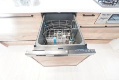 食事の後の手間を解消する食器洗い乾燥機付。冬場の洗い物で手荒れの悩みもなくなります。手洗いよりも節約できて便利。