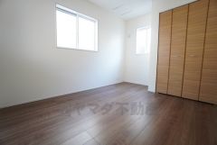 2面採光を確保した明るい室内は、風通しも良く、大変居心地の良い空間となっております。日当たりがよく、子供部屋としての利用もおすすめ。