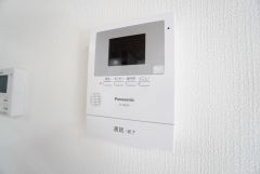 防犯はもちろん、セールスマン対策にもなるモニター付きインターホンです。 来訪者の顔が見えるので安心ですね＾＾