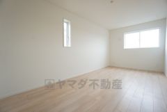 9帖。主寝室としてお使いいただけそうなこちらのお部屋は、日当たりが良く、爽やかな風を感じて起きる朝は、快適生活の始まりに。 