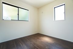 4.5帖。2面採光を確保した明るい室内は、風通しも良く、大変居心地の良い空間となっております。日当たりがよく、子供部屋としての利用もおすすめ。