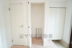 玄関横には収納須ベースがあります＾＾ベビーカーやゴルフバッグなどもしっかり収納できます＾＾ 