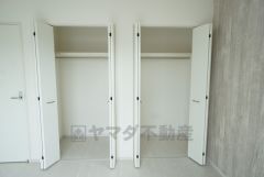 寝室にはハンガーパイプ付きのクローゼットが設けられています。たっぷり収納できるので衣替えの心配もいりませんね＾＾