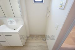 ランドリースペース上部には窓も付いており換気に便利です＾＾