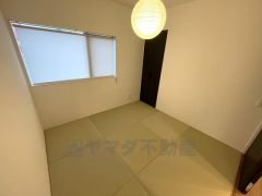 リビング隣には、ホッとできる和室を用意。お子様のお昼寝スペースや書斎としても活躍してくれそうです＾＾