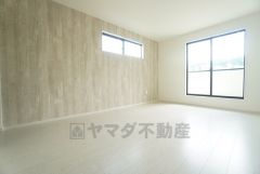 主寝室としても利用できる約8帖の洋室は南側にバルコニーがあり、日当たり良好です。温かい光の差し込むゆとりのある居室をぜひ現地にてご確認くださいませ。