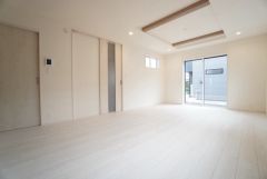 大きな掃き出し窓のあるリビングは、陽光あふれる明るい空間です。ゆったりと寛げる憩いの場となりそうです。