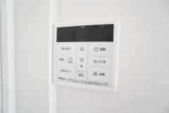 おいだき機能つきなのでお風呂に入る時間が異なるご家庭には嬉しいですね。ボタン一つで快適で便利な生活が＾＾