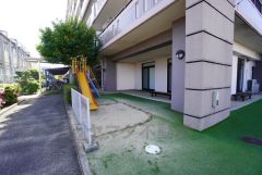 敷地内に遊具＆芝生スペースあり＾＾