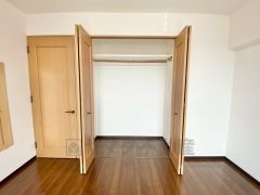 洋室にはハンガーパイプ付きのクローゼットが設けられています。たっぷり収納できるので衣替えの心配もいりませんね＾＾ 全居室収納付き。 