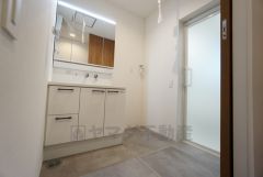 ゆとりある広さの洗面脱衣室。