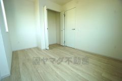 収納量たっぷりのクローゼット付き、陽当たり良好な部屋です＾＾