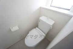 1階2階の2ヶ所にトイレがありますので、忙しい朝にも家族に気を使わず、ゆとりが生まれますね＾＾ 小窓付きで換気する時に便利です＾＾
