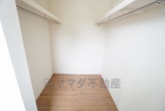 洋室にはハンガーパイプ付きのウォークインクローゼットが設けられています。たっぷり収納できるので衣替えの心配もいりませんね＾＾