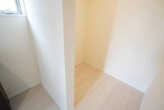 お子様用の遊び道具やアウトドア用品、ゴルフバッグなどの大型の荷物まできっちり収納できる広さの玄関収納です。