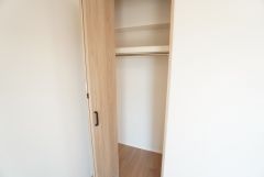洋室にはハンガーパイプ付きのクローゼットが設けられています。