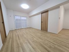 大きな掃き出し窓のあるリビングは、陽光あふれる明るい空間です。ゆったりと寛げる憩いの場となりそうです。 