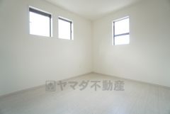 2面採光を確保した明るい室内は、風通しも良く、大変居心地の良い空間となっております。日当たりがよく、子供部屋としての利用もおすすめ。